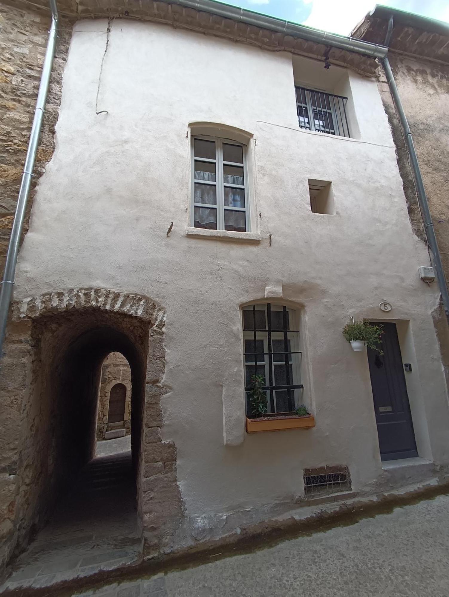 La Maison De La Traverse Saint-Guilhem-le-Desert Rum bild